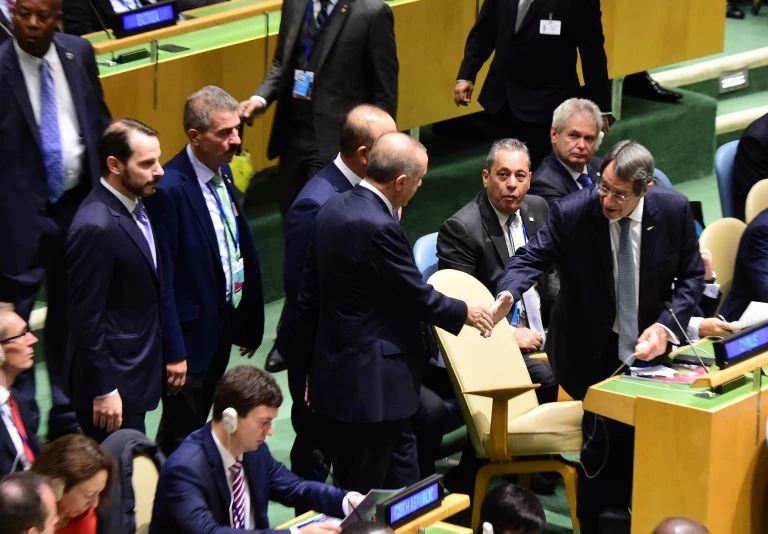 Θερμή χειραψία αντάλλαξαν Αναστασιάδης και Ερντογάν (εικόνες)